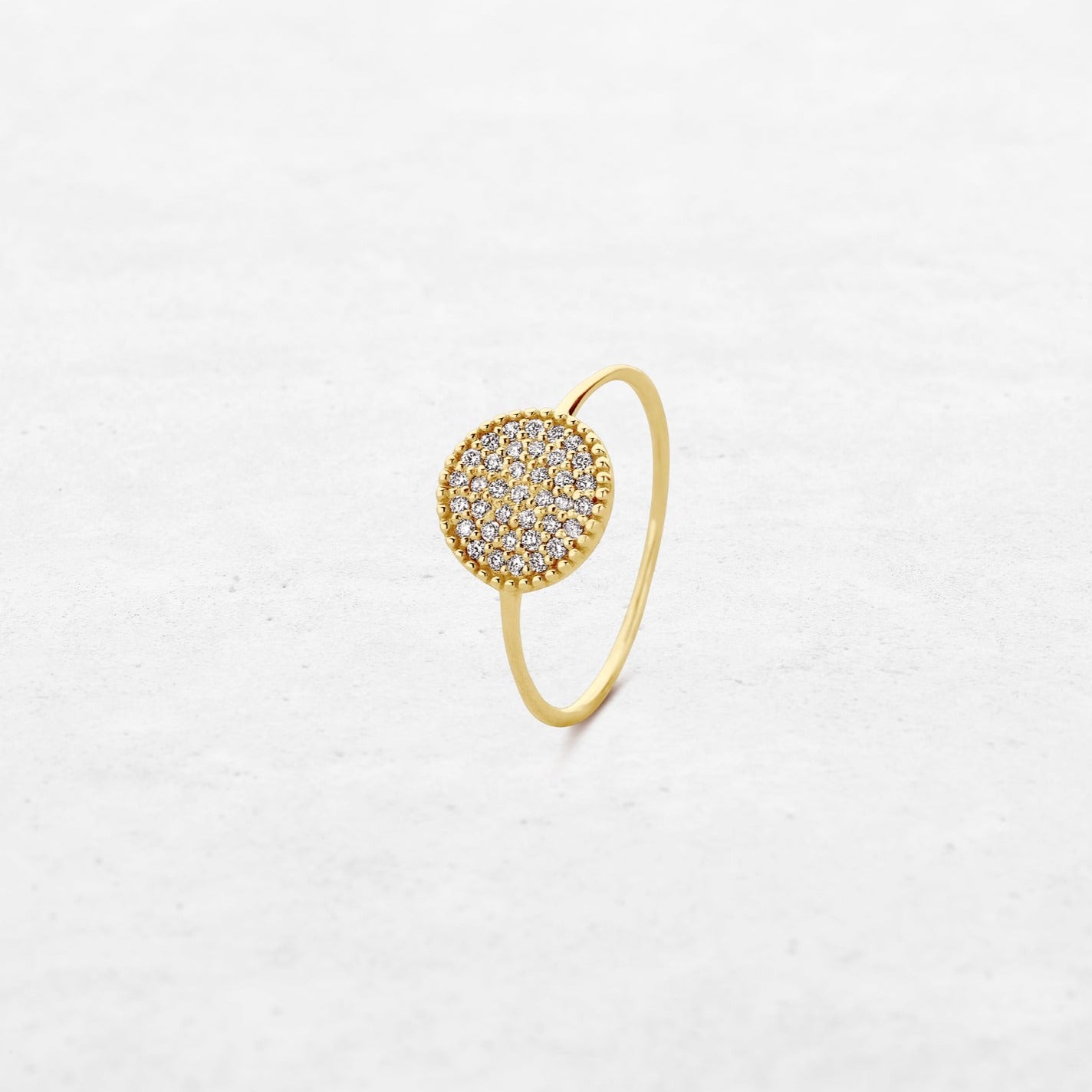 Timeless Silhouette Circle | OR-8141 with natural diamonds and 18k gold, responsibly made in Antwerp.