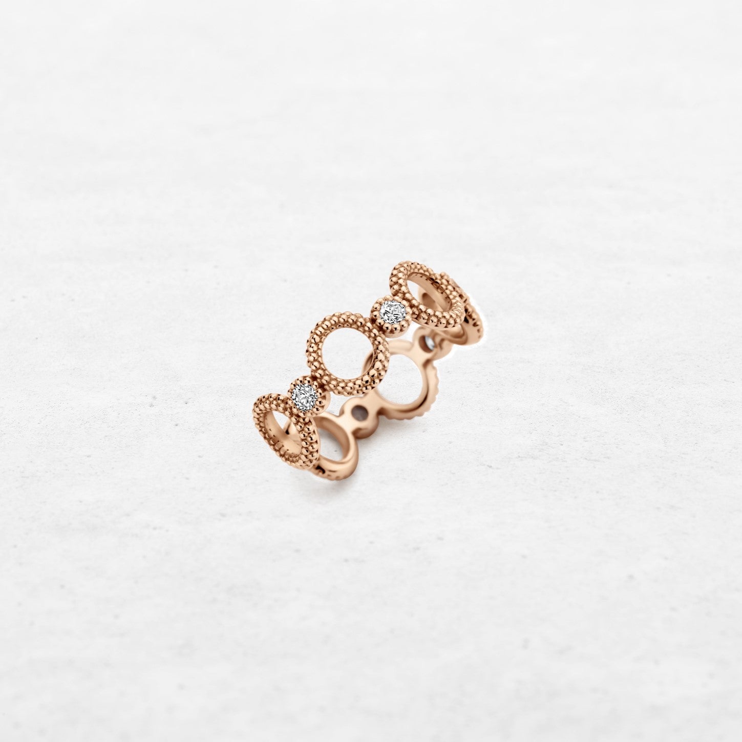 Affinity Single | OR-8145 with ethically sourced natural diamonds in 18k gold, handcrafted in Antwerp.