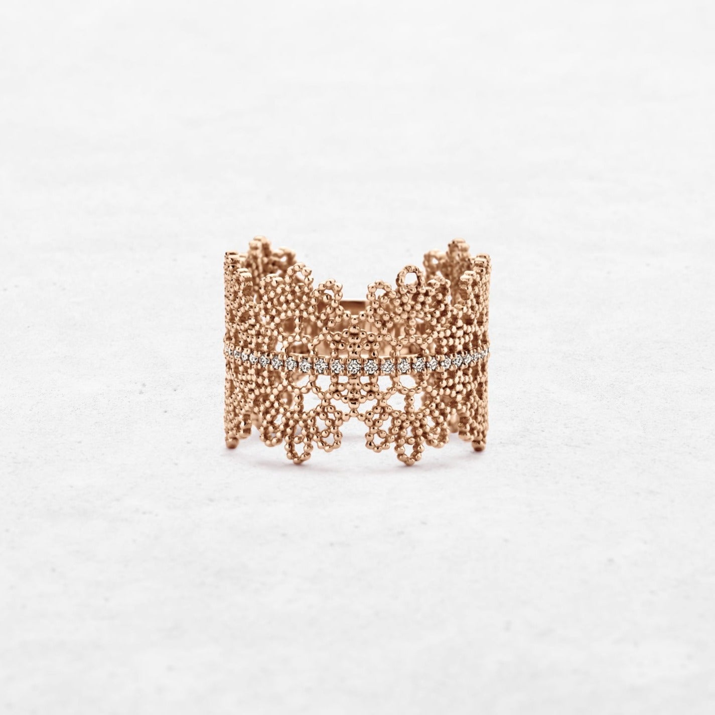 Timeless Embroidery Ring | OR-8125 with natural diamonds and 18k gold, responsibly made in Antwerp.
