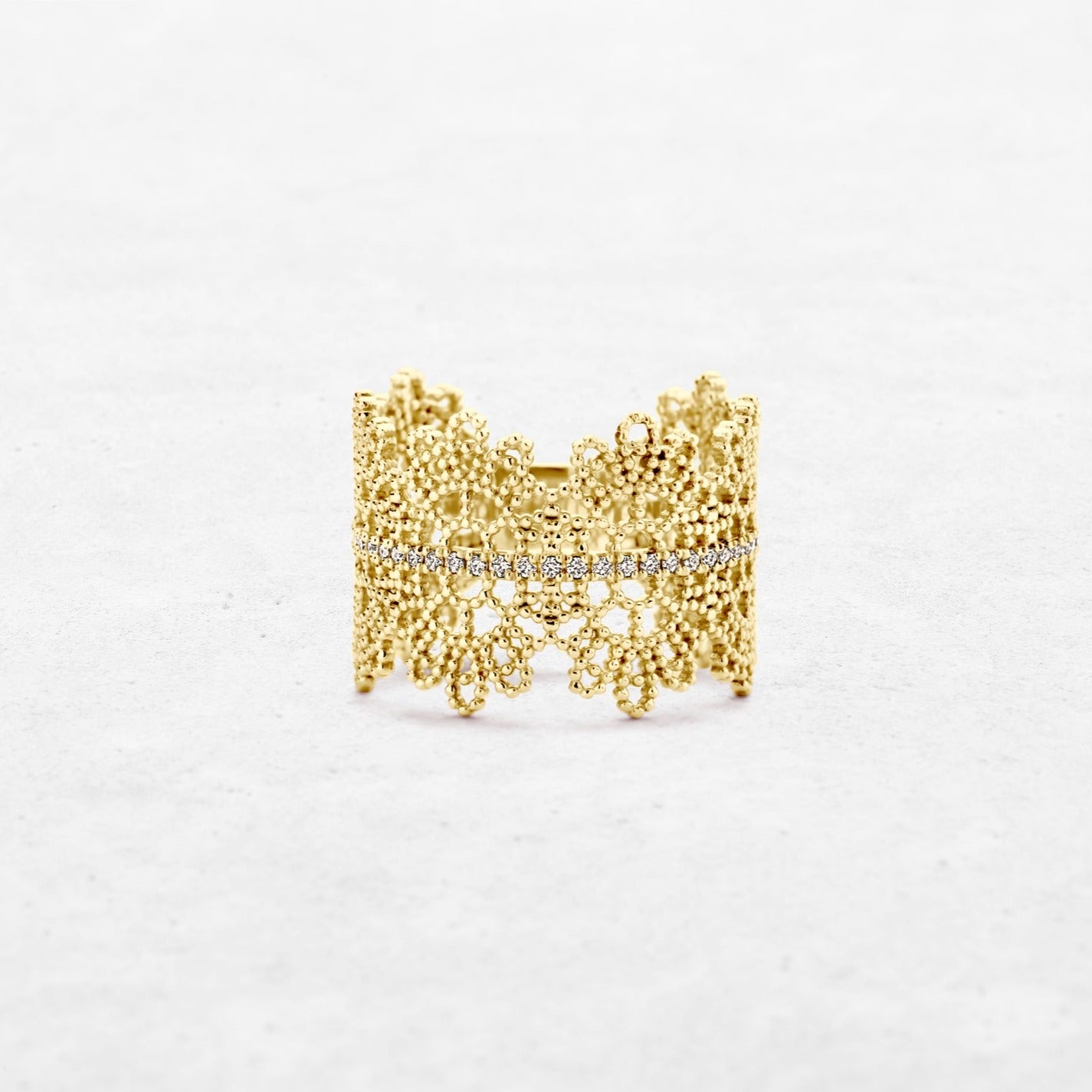 Timeless Embroidery Ring | OR-8125 with natural diamonds and 18k gold, responsibly made in Antwerp.