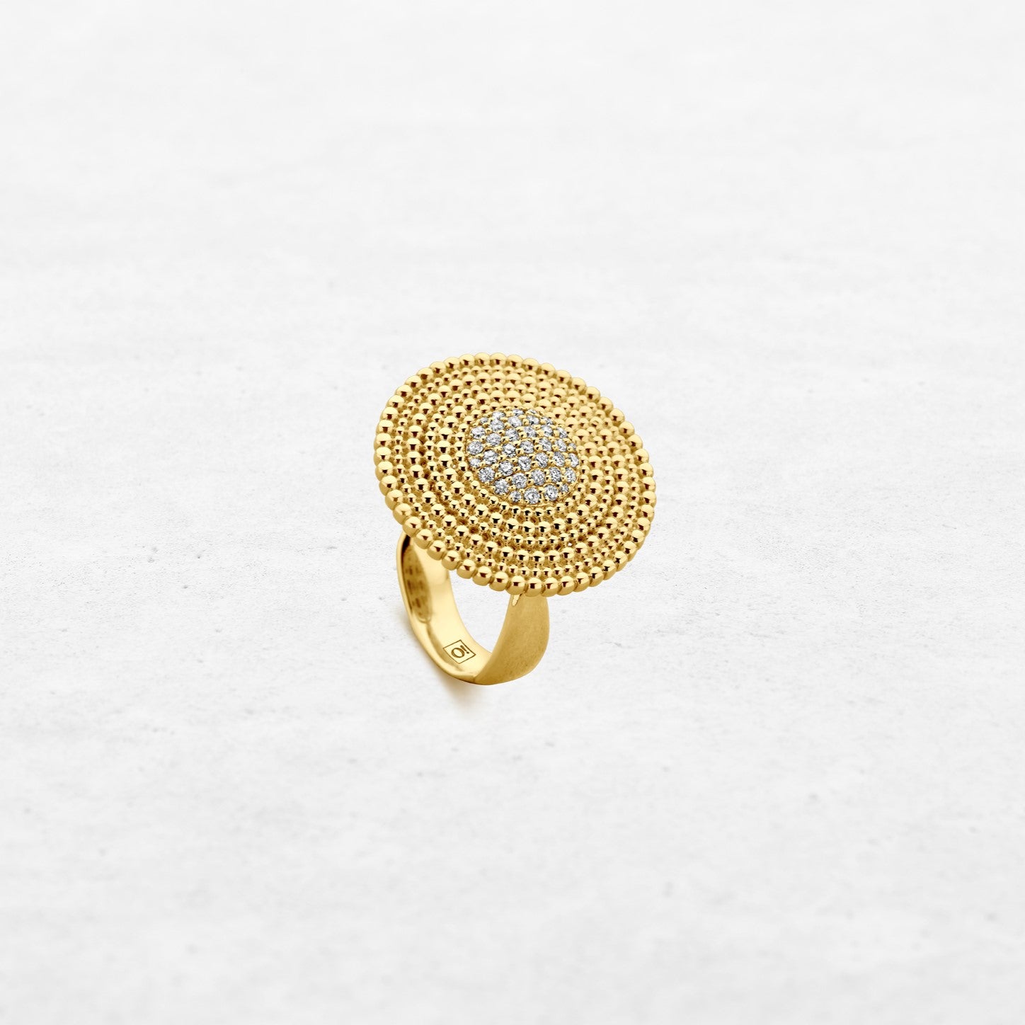 Sombrero Ring | OR-5668 with ethically sourced natural diamonds in 18k gold, handcrafted in Antwerp.