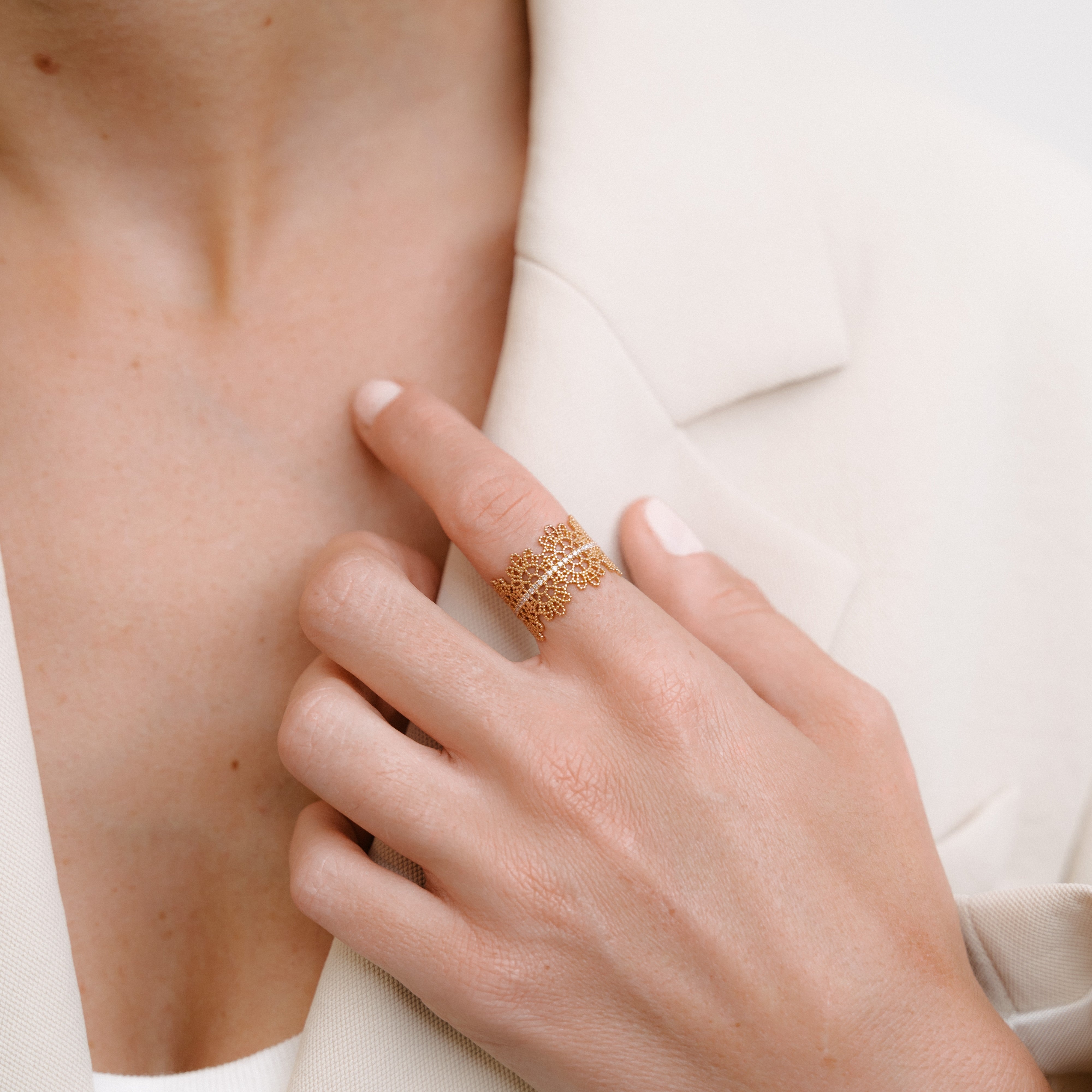 Embroidery Ring | OR-8125 with ethically sourced natural diamonds in 18k gold, handcrafted in Antwerp.