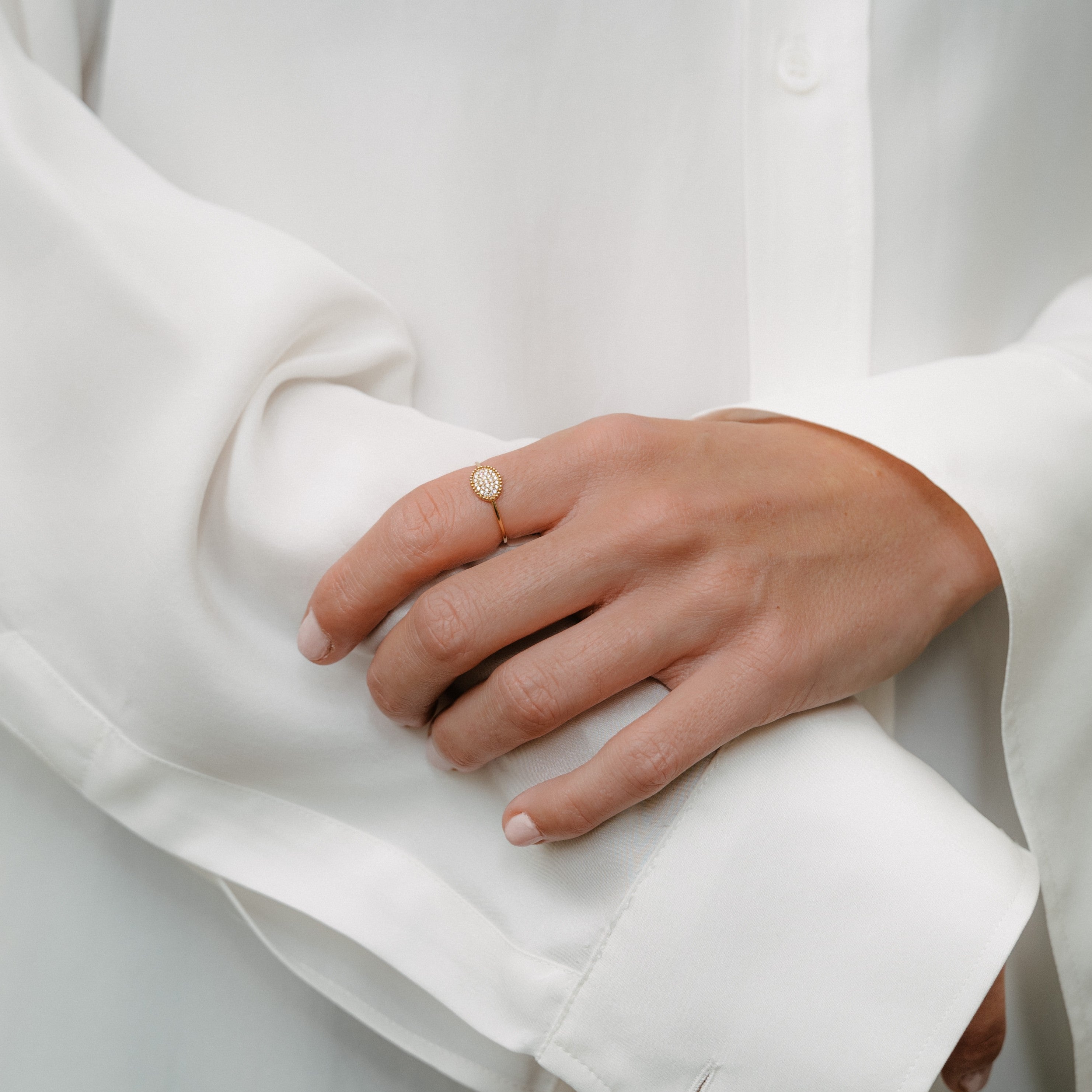 Luxury Silhouette Oval | OR-8140 in 18-karat gold with hand-set natural diamonds, designed in Belgium.