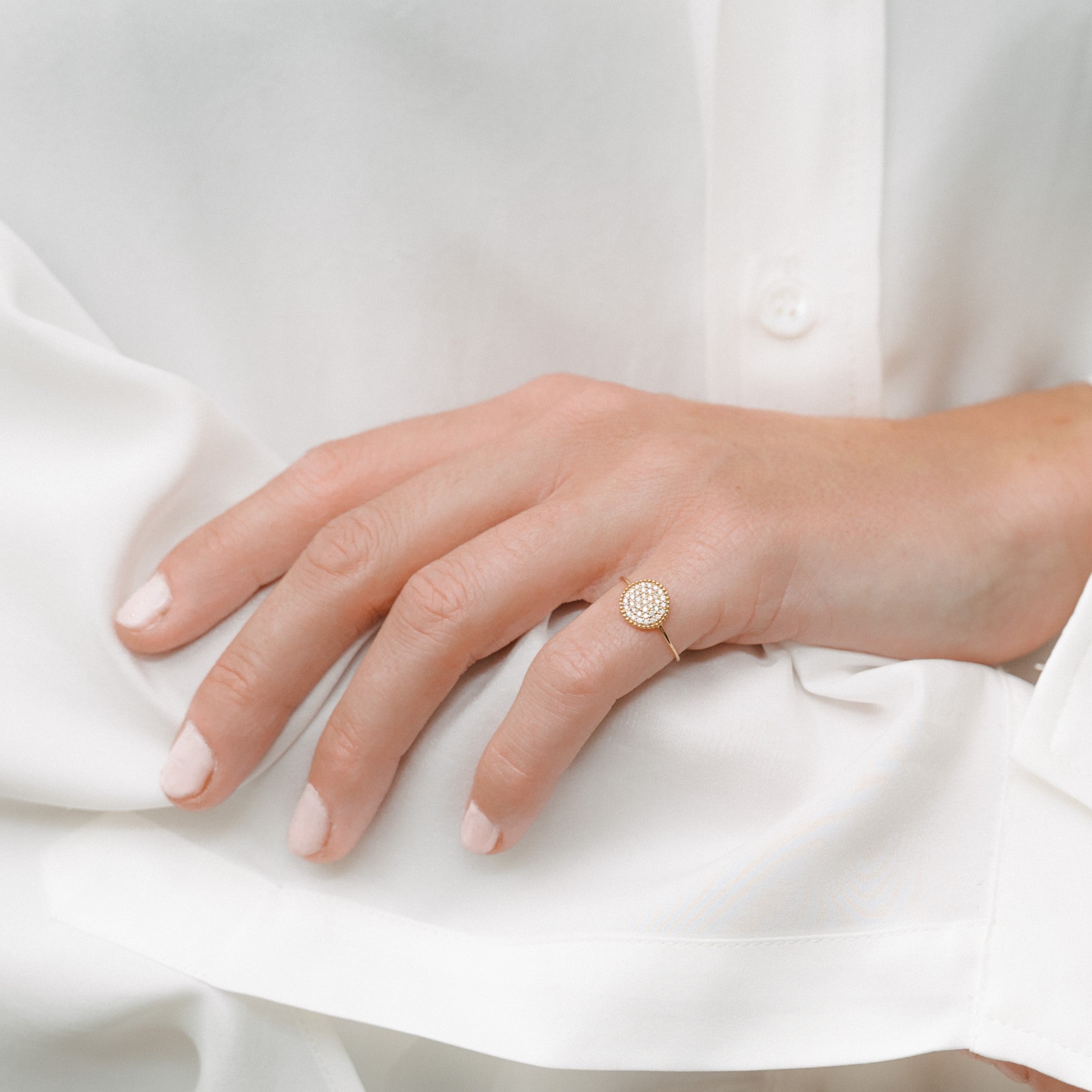 Luxury Silhouette Circle | OR-8141 in 18-karat gold with hand-set natural diamonds, designed in Belgium.