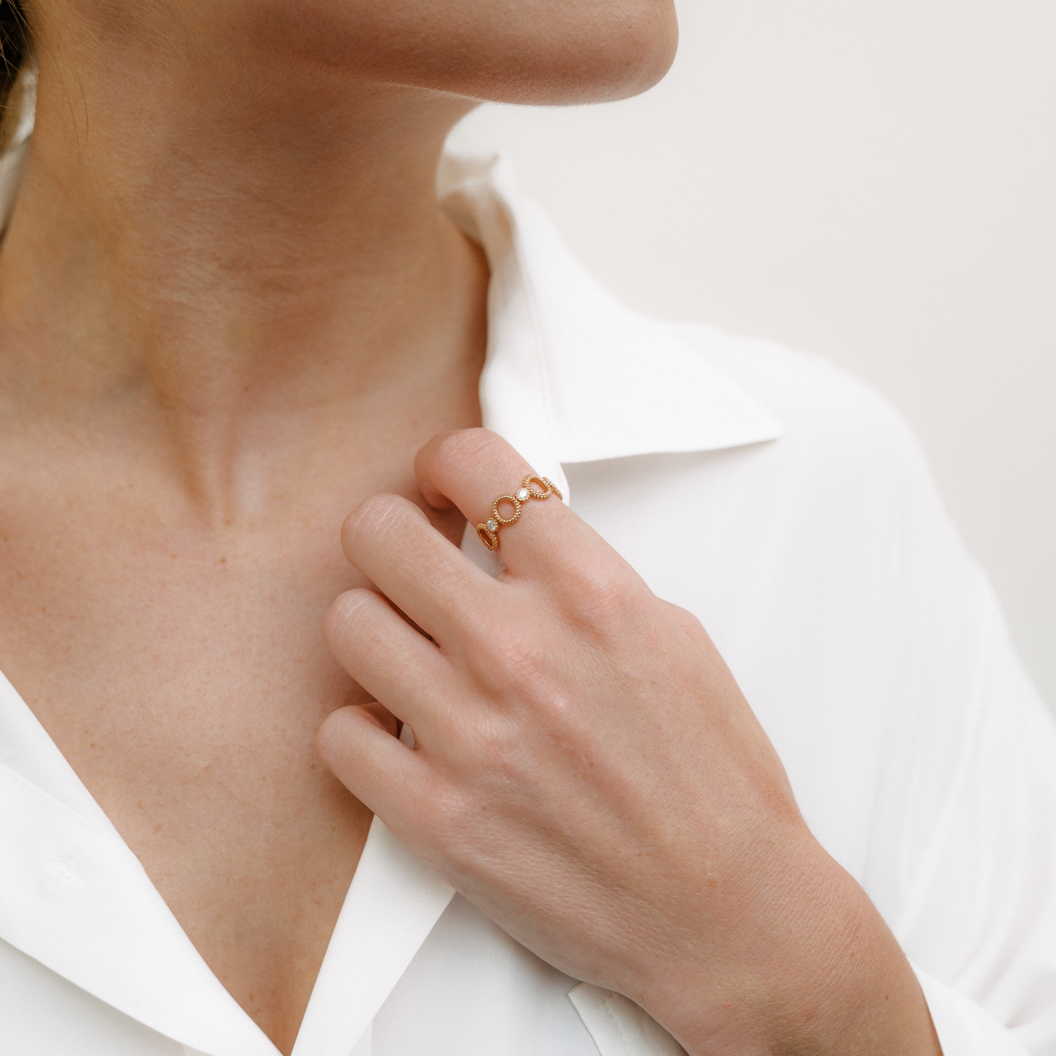 Timeless Affinity Single | OR-8145 with natural diamonds and 18k gold, responsibly made in Antwerp.