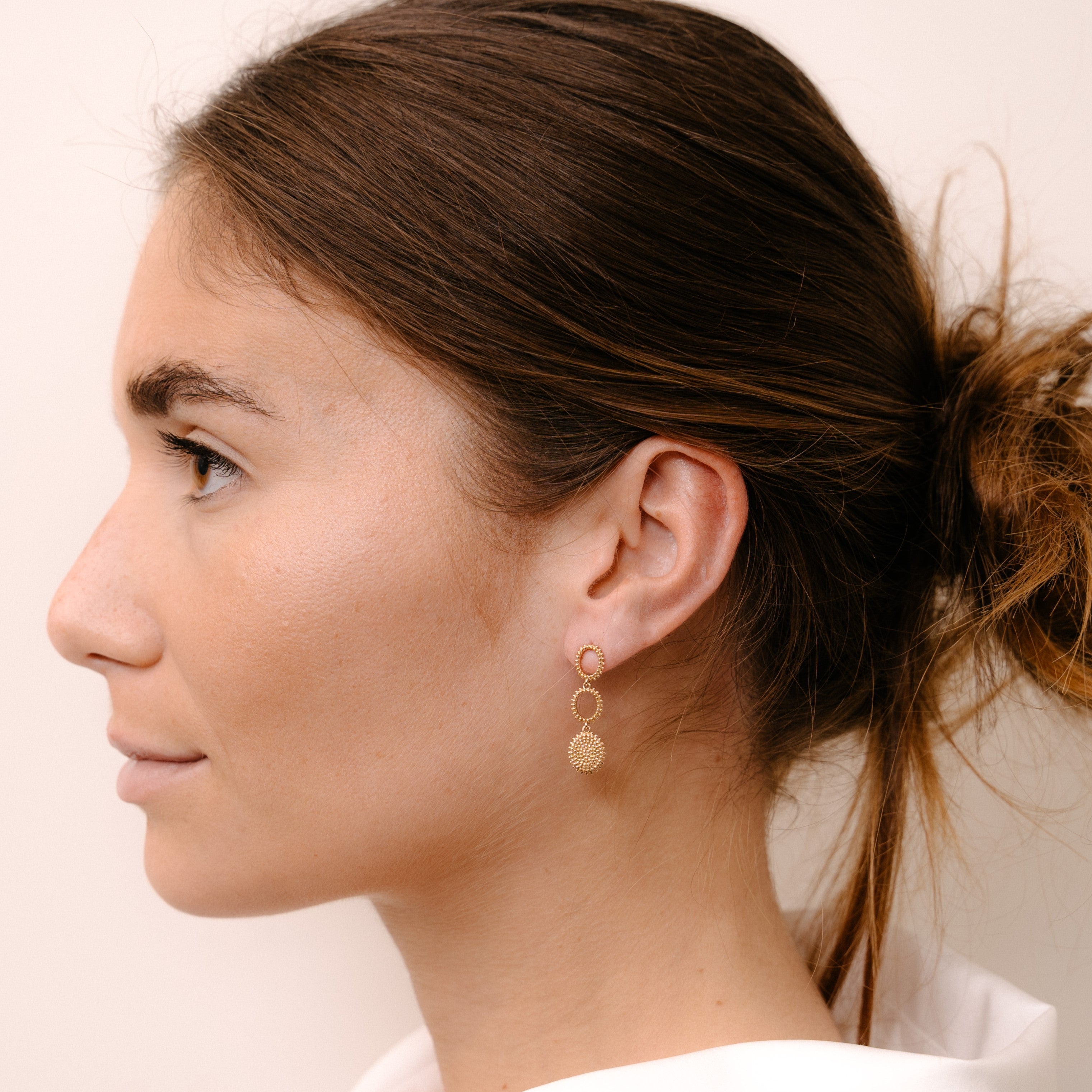 Luxury Staple Earrings | OE-5755 in 18-karat gold, handcrafted in Antwerp.