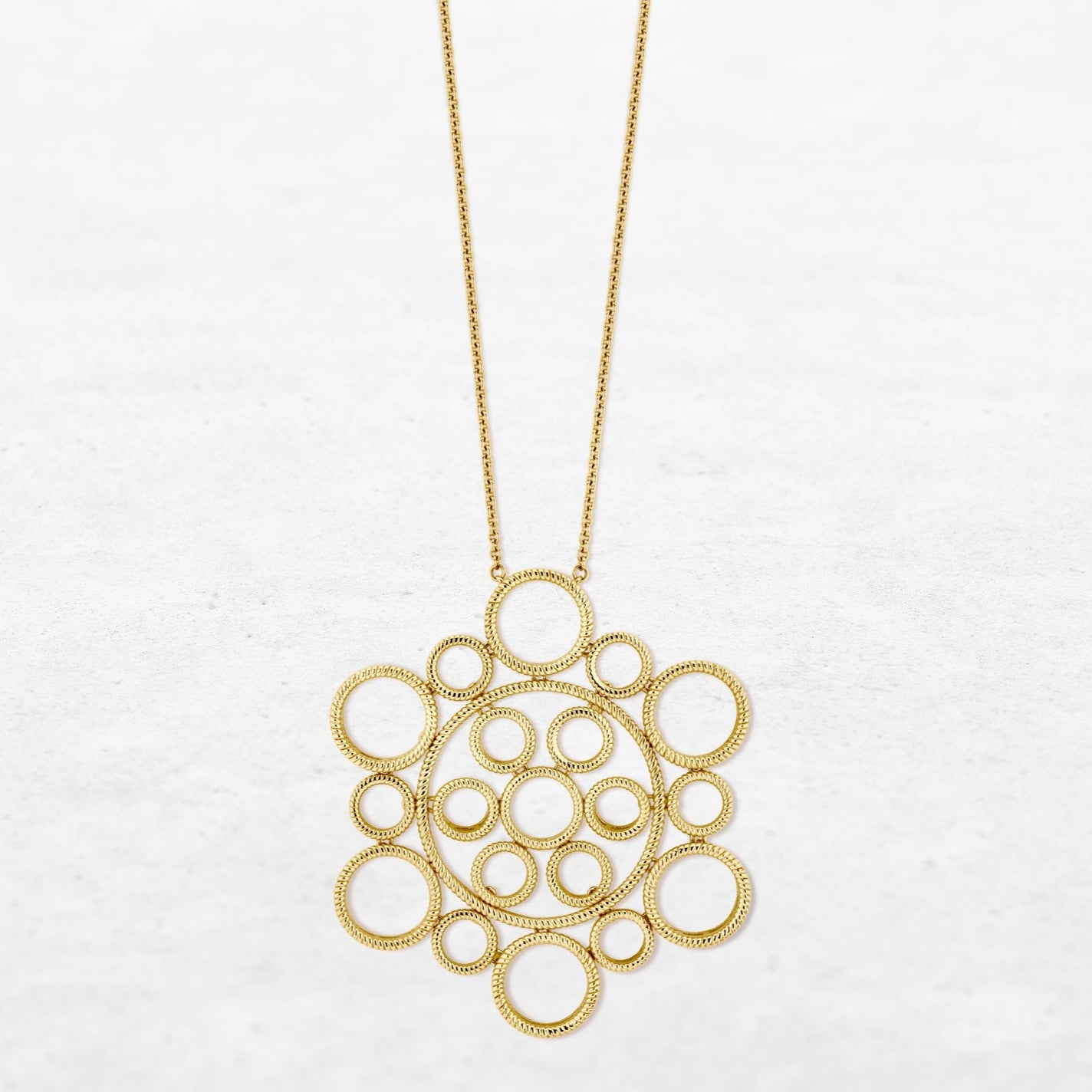 Necklace with different circular shapes in different sizes in yellow gold made by O! Jewelry