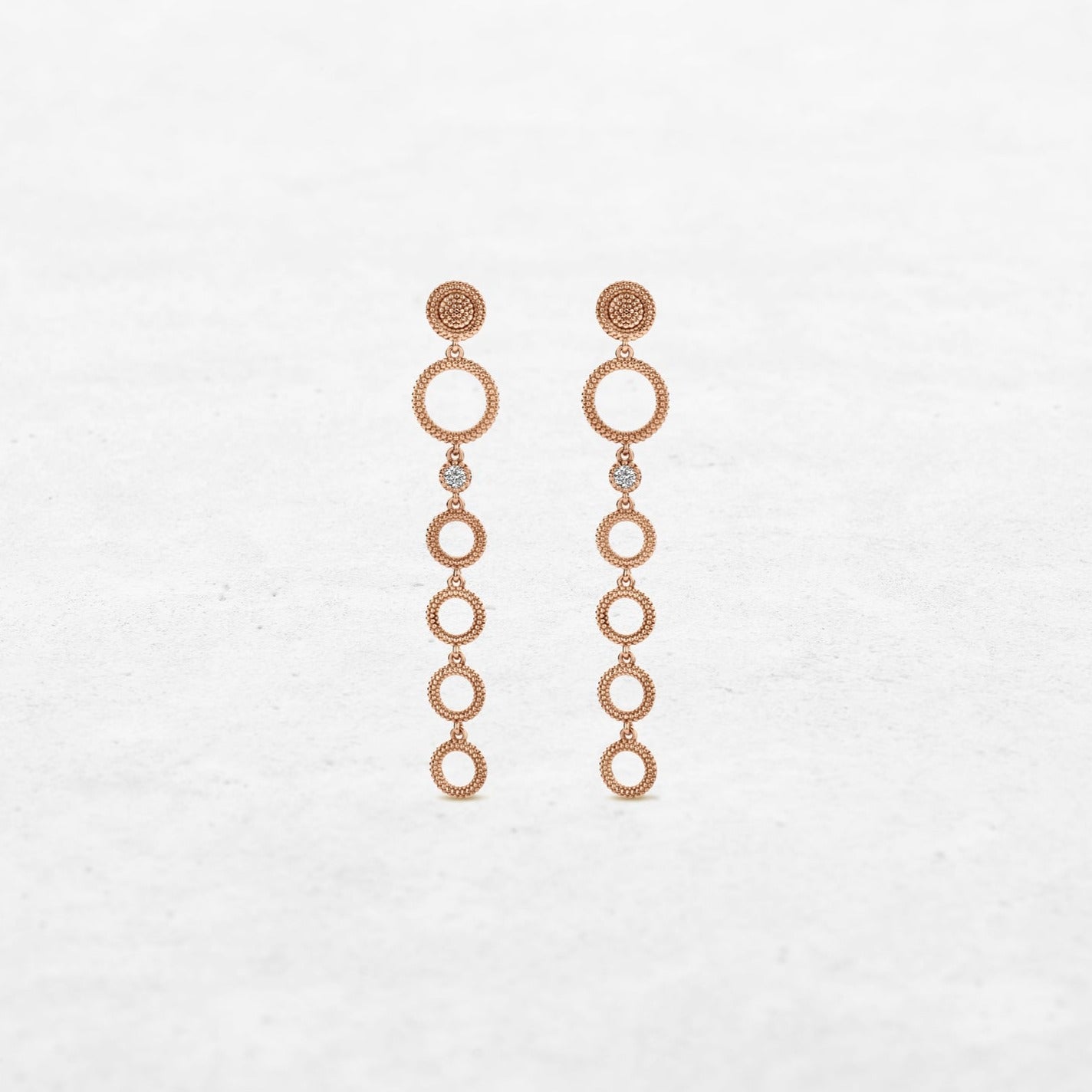 Circular earrings with different sizes with one diamond in rose gold made by O! Jewelry