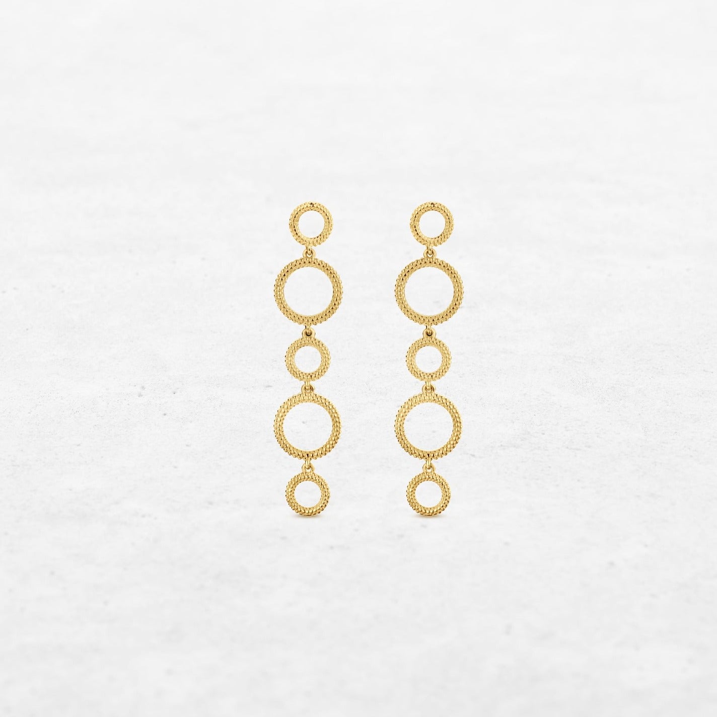 Circular earrings with different sizes in yellow gold made by O! Jewelry