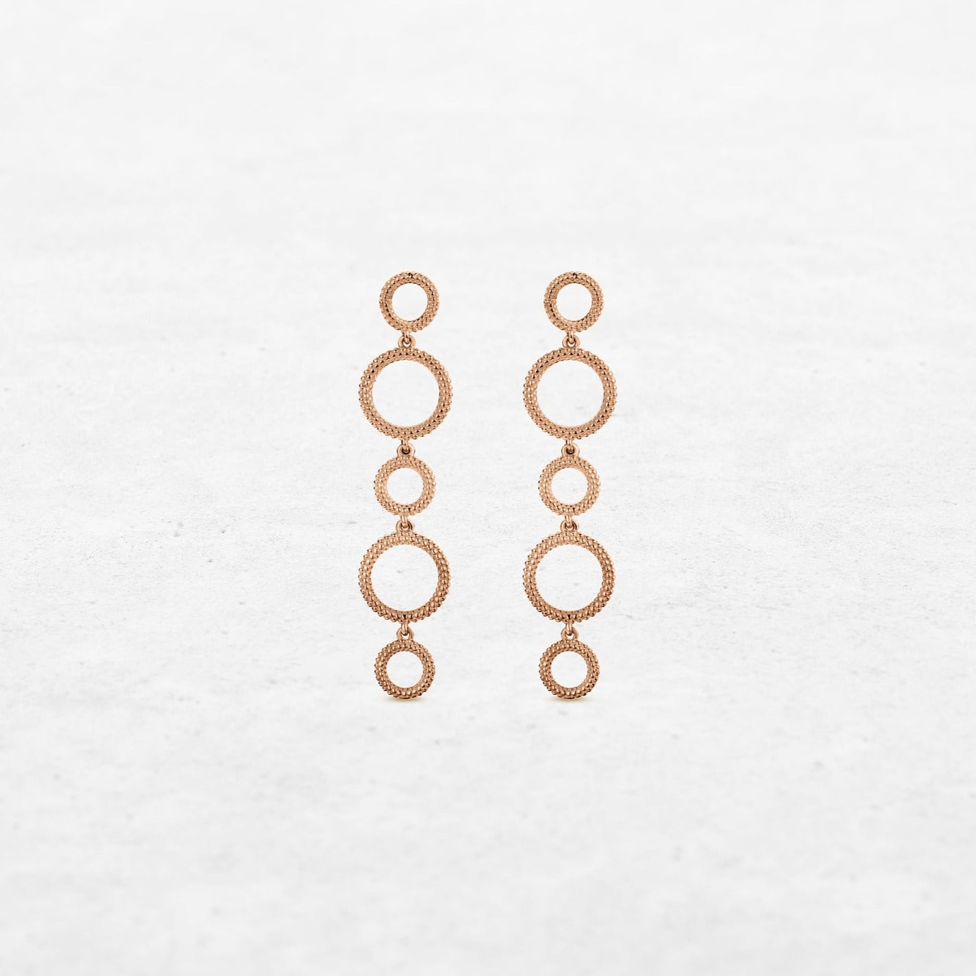 Circular earrings with different sizes in rose gold made by O! Jewelry