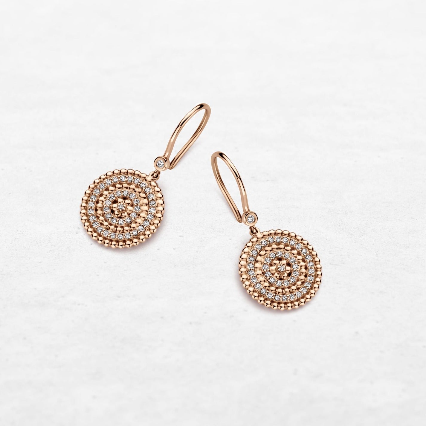 Earrings with circular plateau in gold and diamonds in rose gold made by O! Jewelry