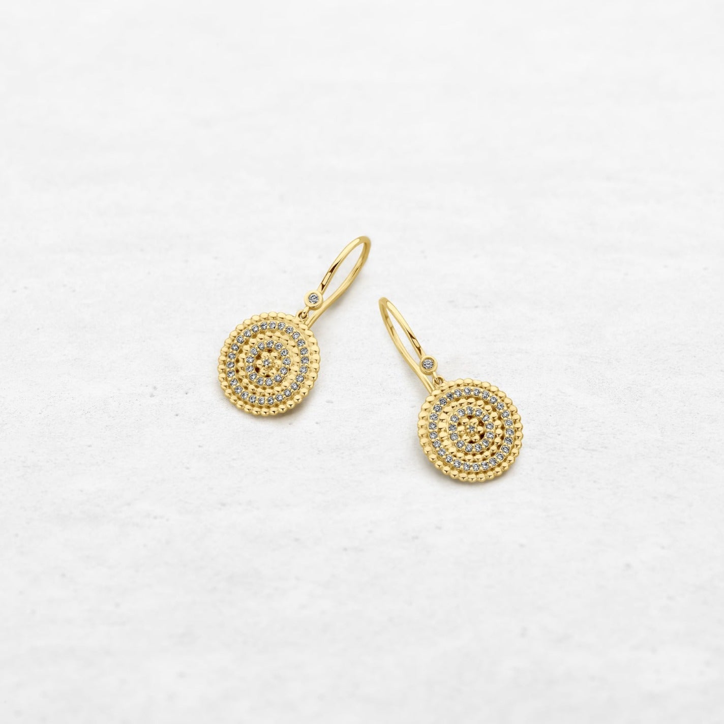Earrings with circular plateau in gold and diamonds in yellow gold made by O! Jewelry