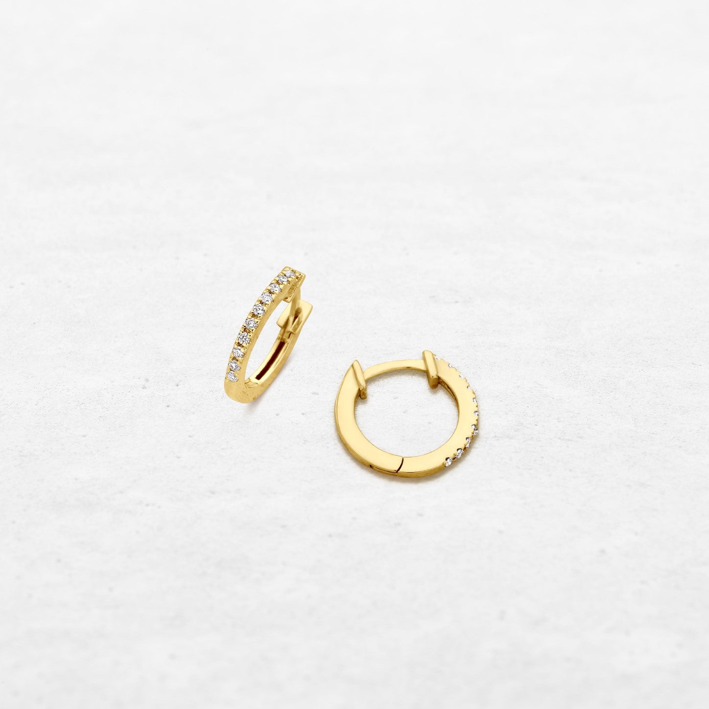 Hoop earring with diamonds in yellow gold by O! Jewelry