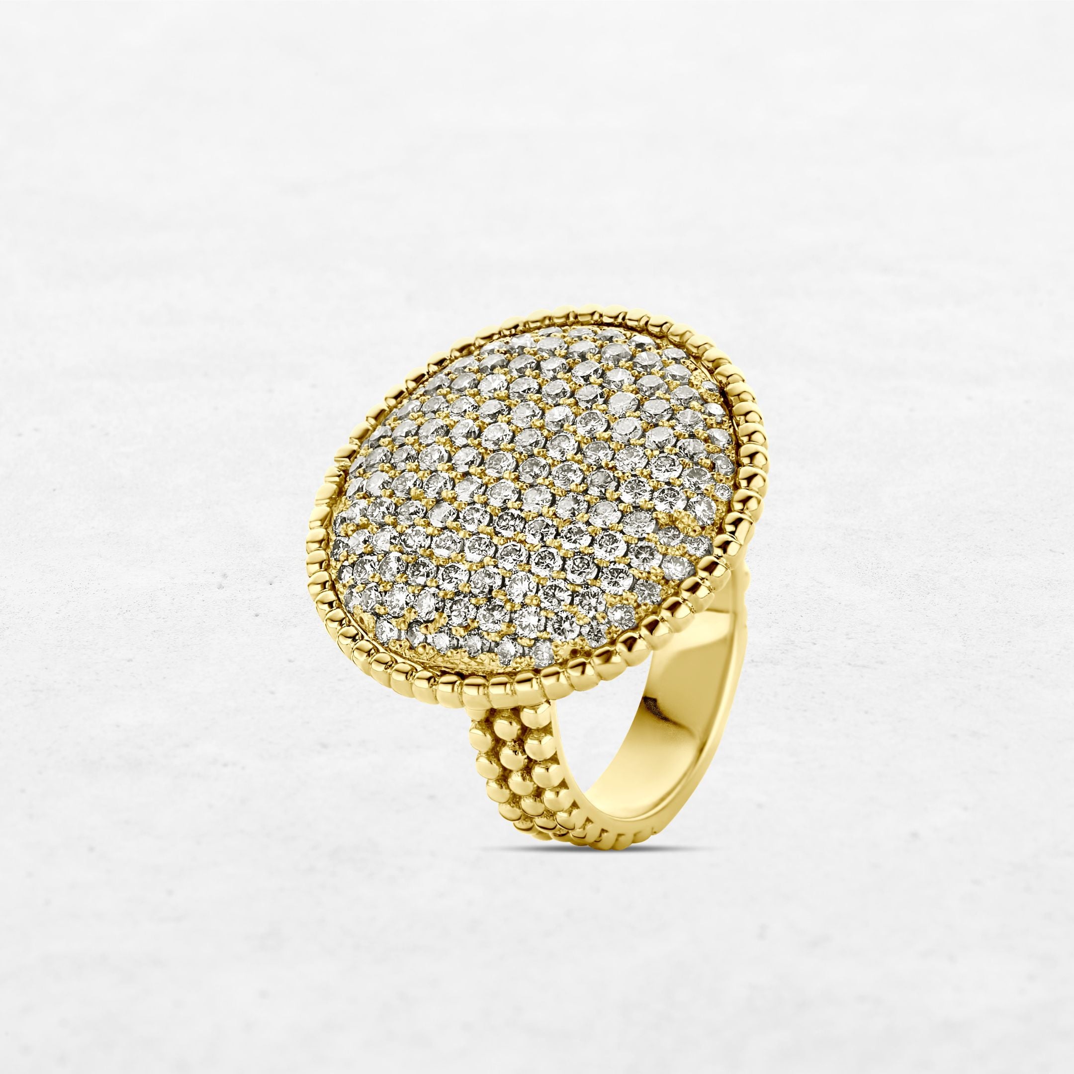 Plateau Ring OR-4113 in 18 karat yellow gold with natural diamonds.